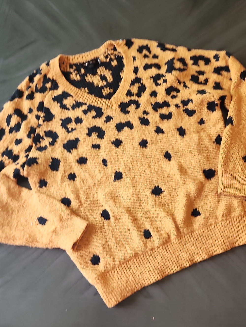 Love Tree Mustard Yellow Leopard Print V-Neck Sweater Women's Size M
